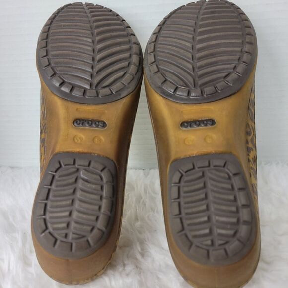 Crocs  Carlisa Womens Mini Wedge Shoes Size 8 Slip On Closed Toe Leopard Print - Picture 11 of 11